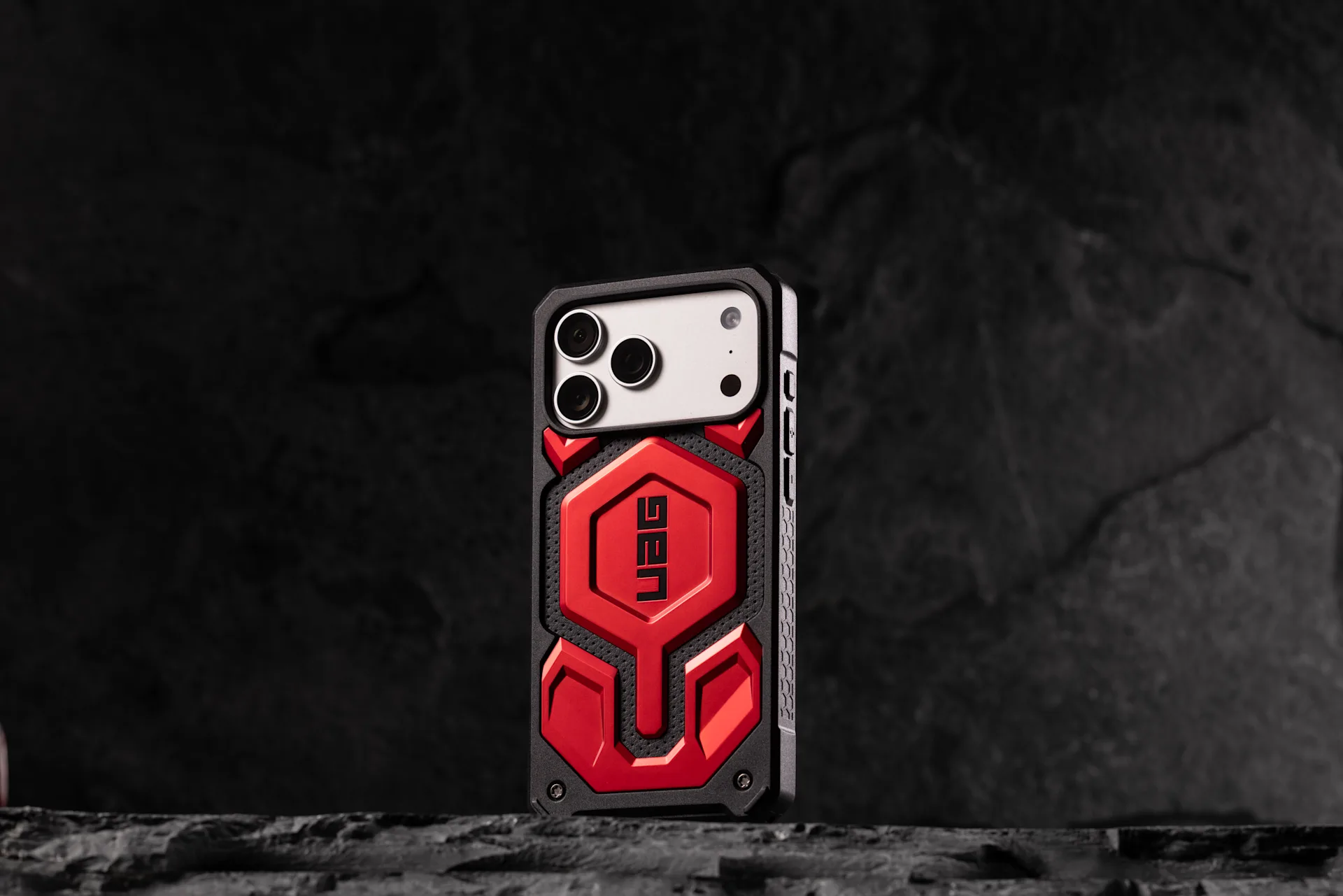 UAG iPhoneハードケース レッド/ブラック　iPhone17promax UAG iPhone 17 Pro Max Case MagSafe 20ft Drop Protection, Slim